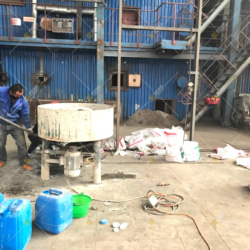 電廠鍋爐維修耐火可塑料拌料施工現(xiàn)場(chǎng)